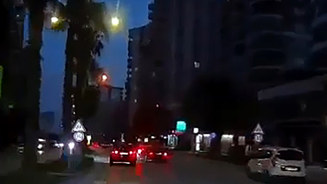 Ehliyetsiz sürücünün makas atarken trafiği birbirine kattığı anlar kamerada