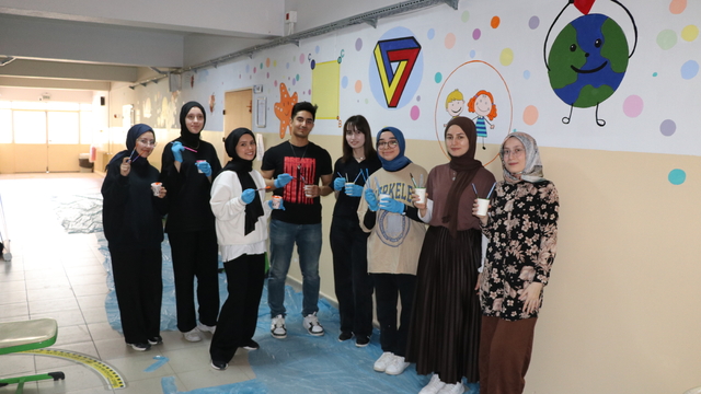 Kütahya'da üniversite öğrencileri ilkokul koridorlarını bilim ve sanat çizimleriyle renklendirdi