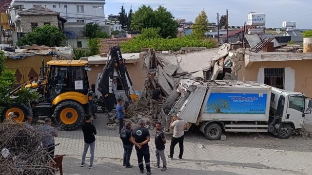 Hatay'da çöp kamyonunun metruk eve çarptığı kaza güvenlik kamerasında