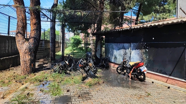 Mustafakemalpaşa'da çıkan yangında 6 motosiklet kullanılamaz hale geldi