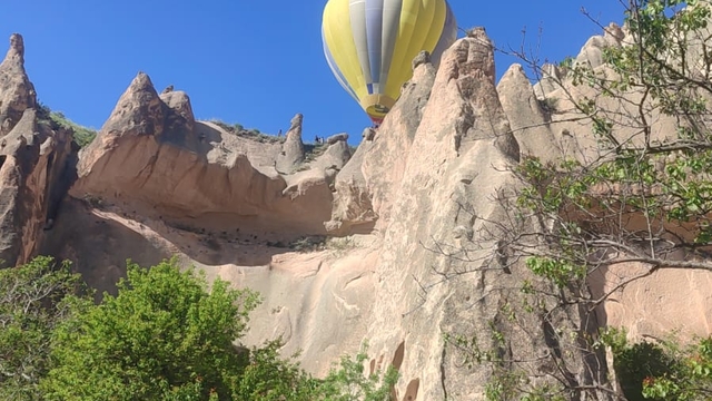 Kapadokya'da sıcak hava balonu, kayalıklara zorunlu iniş yaptı
