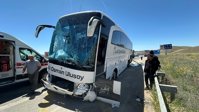 Kırıkkale'de yolcu otobüsü PTS direğine çarptı, 2 kişi yaralandı