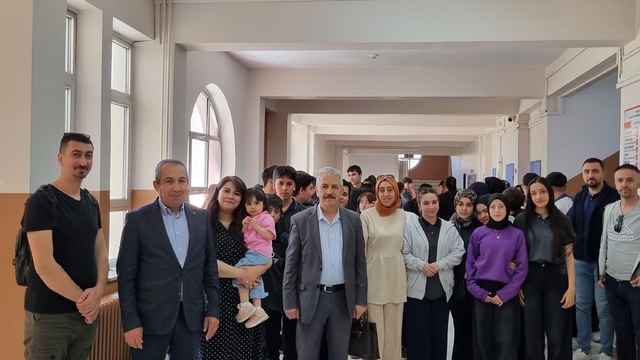 Sivas'ta lise öğrencileri karma resim sergisi açtı