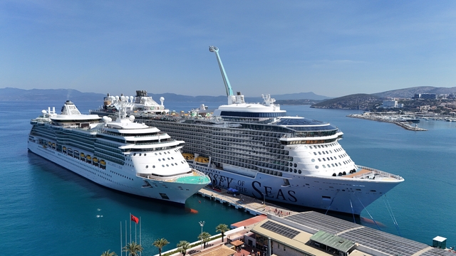 Kuşadası'na 2 gemiyle 8 bin 507 turist geldi