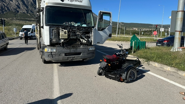 Kargı'da kamyonla çarpışan motosikletin sürücüsü yaralandı