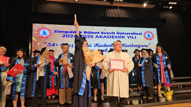 YÖK'ün kontenjanıyla üniversiteli olan 34 yaş üstü kadınlar mezun oldu