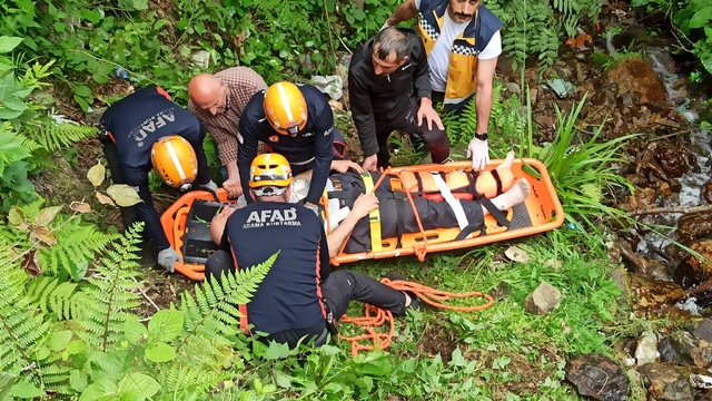 Rize'de arazide çalıştığı sırada ayağından yaralanan kişiyi ekipler kurtardı