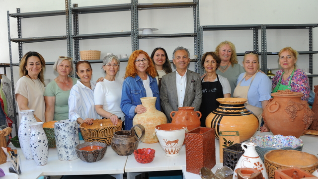 Çeşme'de açılan seramik kursu ilgi görüyor