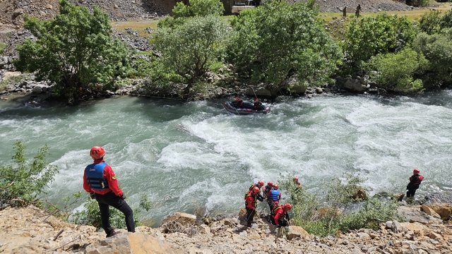 Hakkari'de dereye düşerek kaybolan genci arama çalışmaları 12. gününde sürüyor