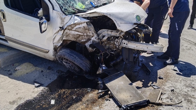 Duvara çarpan hafif ticari aracın sürücüsü öldü