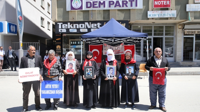 Muş'ta evlatlarına kavuşmak isteyen aileler, DEM Parti önündeki eylemlerini sürdürdü