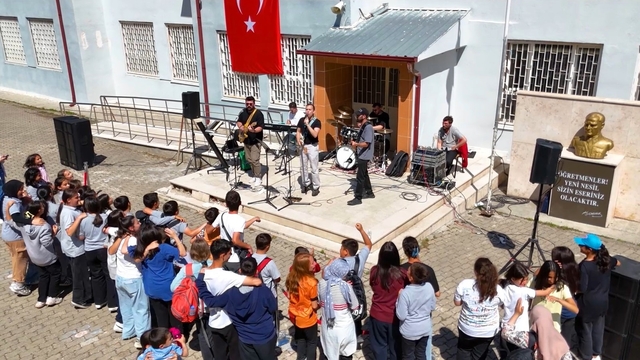 Bilecik Mehmet Akif Ersoy Ortaokulu'ndan kermes ve konser etkinliği