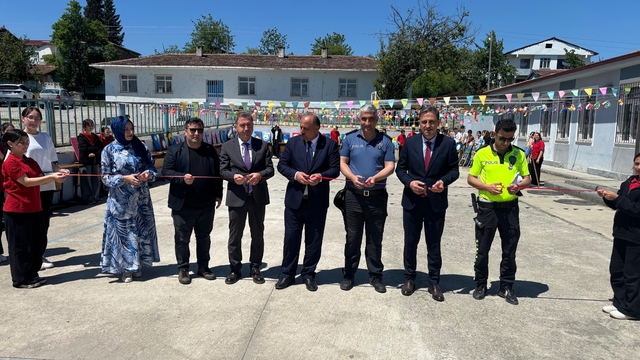 Salıpazarı ilçesinde öğrenciler resim sergisi açtı