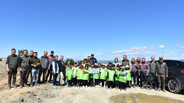 Devrekani'de ilkokul öğrencileri fidanları toprakla buluşturdu