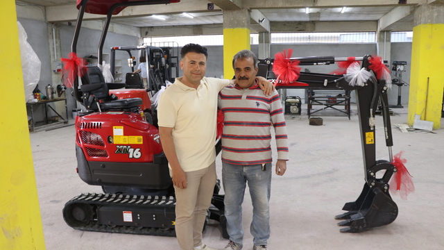 Gaziantepli işletmeci ülkesine dönen Suriyeli işçisine iş makinesi hediye etti