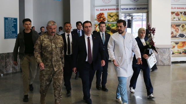 Bitlis'te refüje çarparak takla atan araçtaki iki polis memuru yaralandı