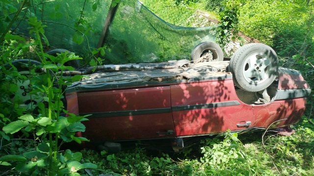 Sapanca'da otomobil şarampole devrildi; sürücü ile eşi yaralandı