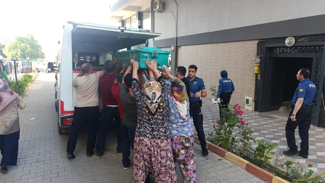 Emekli doktor evinde ölü bulundu