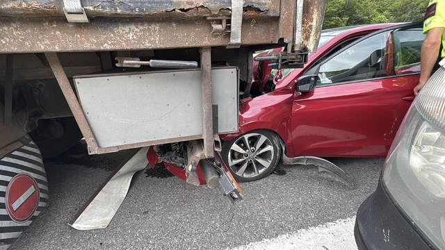 Bolu'da kamyona çarpan otomobildeki 2 kişi yaralandı