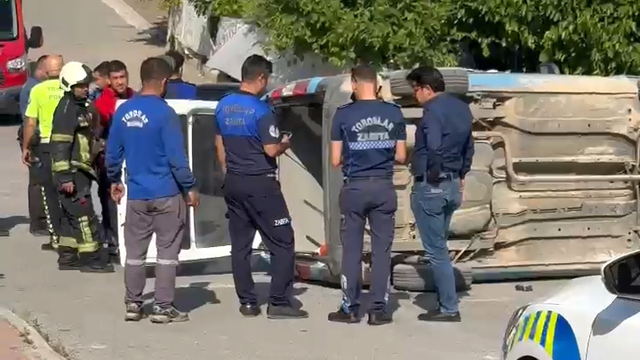 Mersin'de otomobilin çarptığı zabıta aracı devrildi: 2 yaralı