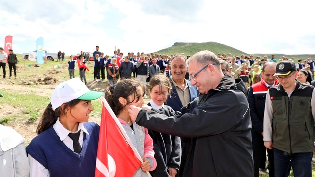 Kars'ta "Her İlçeye Örnek Meyve Bahçesi" kurulması çalışmaları sürüyor