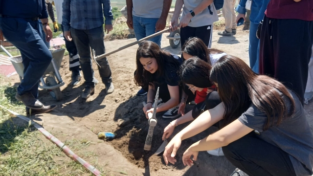 Elazığ'da öğrenciler Tadım Höyüğü ve Kalesi'nde arkeolojik kazı deneyimi yaşadı