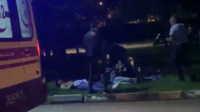 Parkta yüzlerine lazer ışığı tutun şüphelileri uyaran 2 genç, bıçaklı saldırıya uğradı: 2 yaralı