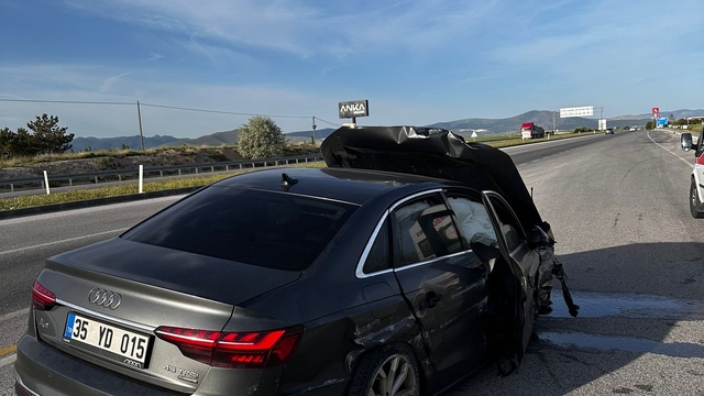 Afyonkarahisar'da AK Parti İzmir eski Milletvekili Denizli ile eşi trafik kazasında yaralandı