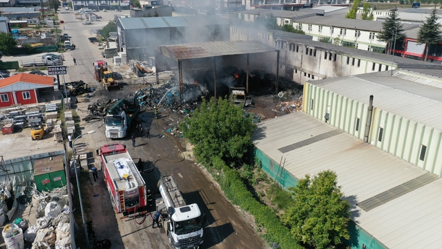Eskişehir'de geri dönüşüm tesisinde çıkan yangın söndürüldü