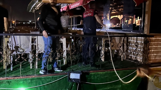 Şanlıurfa'da halatı kopan duba restorana itfaiye ekipleri müdahale etti