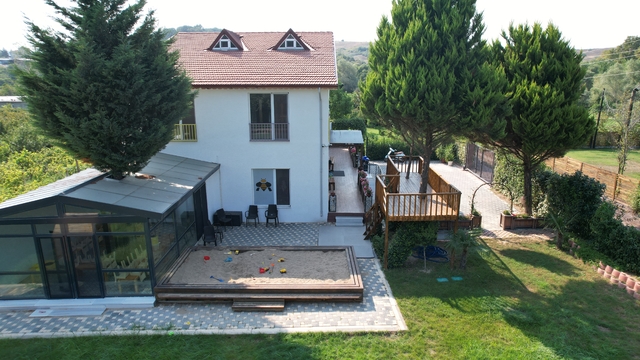 Doğasever çift, kesmeye kıyamadığı ağaçları kreş projesine dahil etti