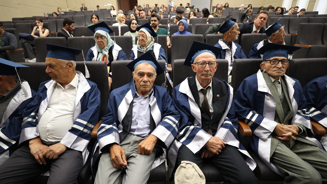 Kırklareli'nde "aktif yaşlanma eğitimi"ne katılan huzurevi sakinleri kep attı