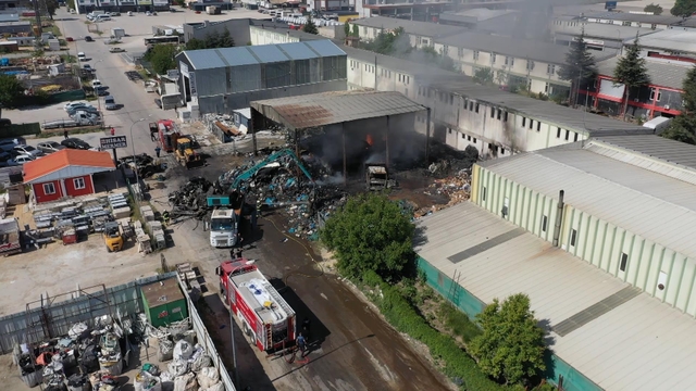 Geri dönüşüm tesisindeki yangında zarar oluştu