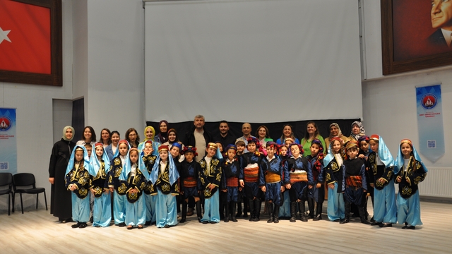 Kütahya'da mektup yazdıkları akademisyenin yönlendirdiği minik öğrenciler tiyatro oyunu sahneledi