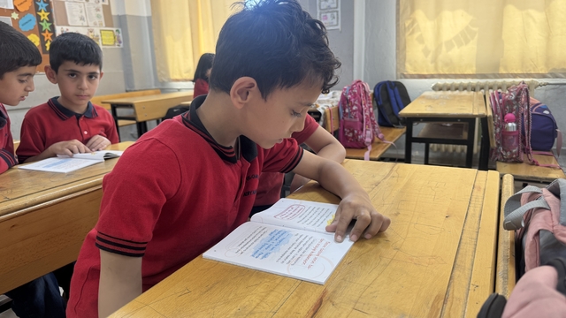 Adıyaman'da depremde sağ kolunu kaybeden çocuk masa tenisinde kendisini geliştiriyor