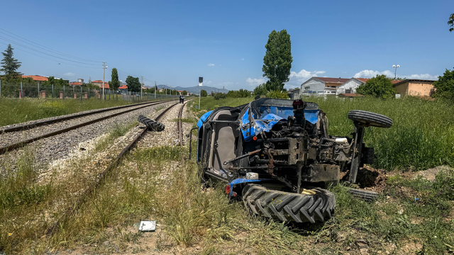 Uşak'ta hemzemin geçitte trenin çarptığı traktörün sürücüsü yaralandı