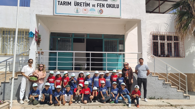 Silifke'de ilkokul öğrencilerinden Tarım Üretim ve Fen Okuluna ziyaret