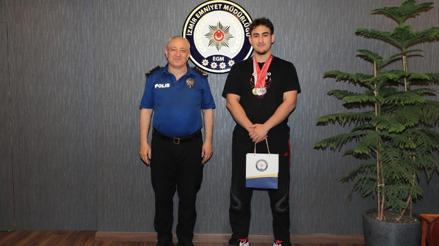 İzmir Emniyet Müdürü Sel, bilek güreşinde derece alan sporcuyu ağırladı
