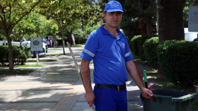 Aydın'da temizlik işçisi yolda bulduğu parayı sahibine ulaştırdı