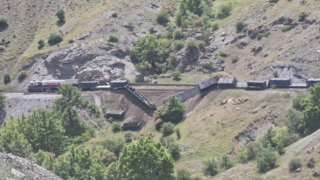 Elazığ'da yük treninin 5 vagonu raydan çıktı