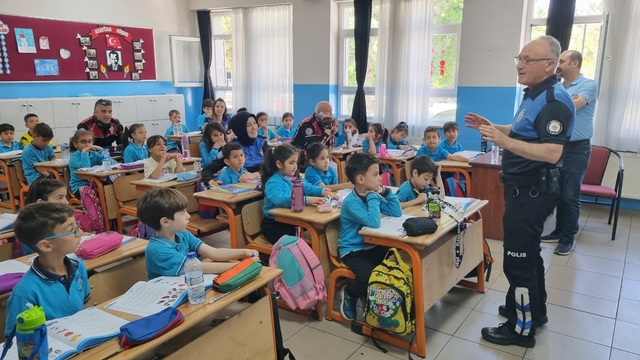 Kırşehir'de ilkokul öğrencilerine trafik ve güvenlik eğitimi verildi