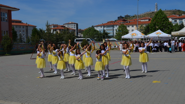Şabanözü'de ilkokul öğrencileri mezuniyet sevinci yaşadı