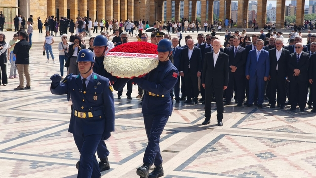 TÜRK-İŞ Genel Başkanı Atalay ve beraberindeki heyet Anıtkabir'i ziyaret etti