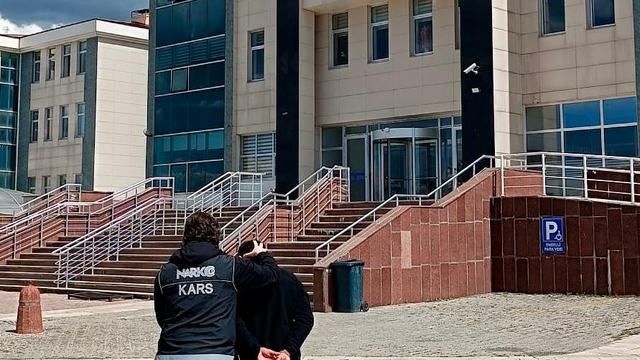 Kars'ta sokak satıcılarına yönelik uyuşturucu operasyonunda 1 zanlı tutuklandı