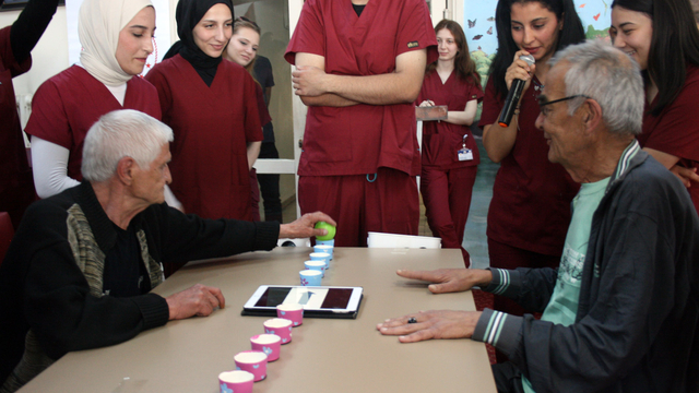 Öğrenciler ve huzurevinde yaşayanlar, teknoloji yarışmasında buluştu