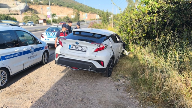 Bodrum'da EDS ve hız tabelasına çarpan otomobilin devrildiği anlar güvenlik kamerasında