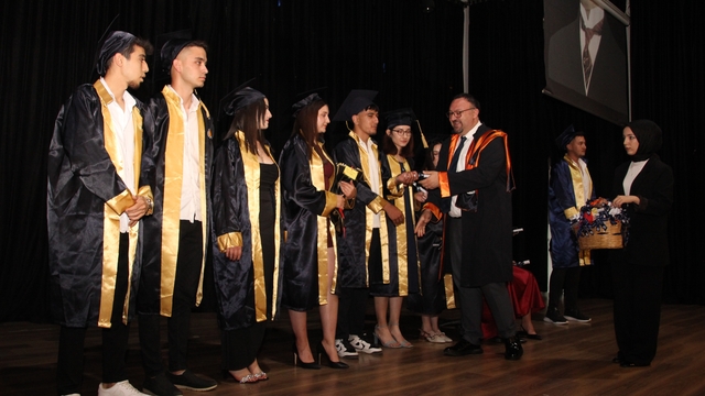 Erdemli'de üniversite öğrencilerinin mezuniyet töreni yapıldı