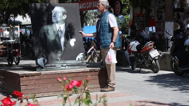 Tekirdağ'da yatay bırakılan Atatürk portrelerini fark eden vatandaşların hassasiyeti kamerada