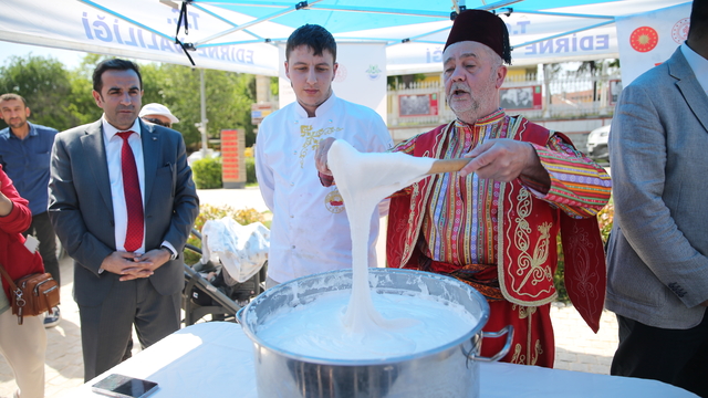 Edirne'de vatandaşlara coğrafi işaretli deva-i misk helvası dağıtıldı