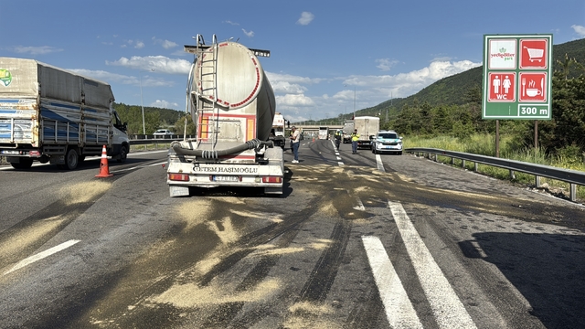 Anadolu Otoyolu'nda çarpışan tırlar ulaşımı aksattı